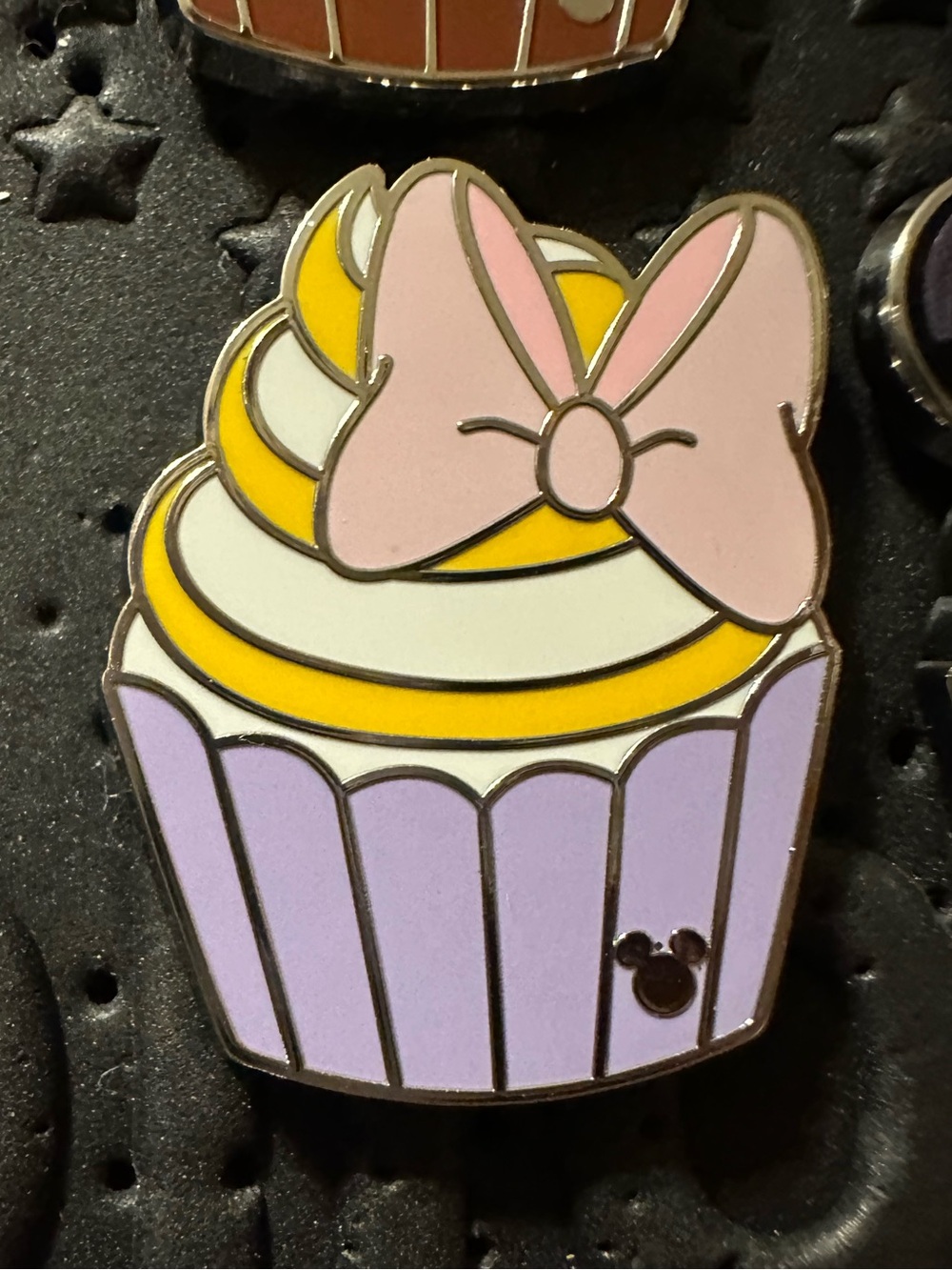 🌸3 for $37🌸 Daisy Cupcake Mystery Pin